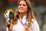 陸上・女子やり投げで銀メダルのマリア・アンドレイチェクは、子供の手術費用ためにメダルをオークションに出品したが、母国の企業が落札、メダルを彼女に返却。子供の手術費も支援。