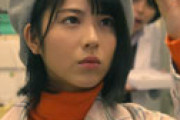 【画像】 浜辺美波、前かがみシーンで「見えてはいけないモノ」が・・ ポロ事故だと視聴者騒然ｗｗ