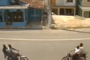 【動画】二人乗りバイク同士の正面衝突事故で2人が死亡、2人が重傷。