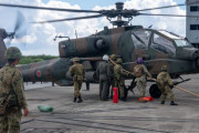 伊江島飛行場で米海兵隊が陸自攻撃ヘリAH-64Dの地上給油を支援！
