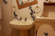 イギリスの覆面アーティストバンクシーが在宅勤務。　トイレに落書きして奥さんに嫌がられる。