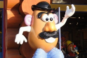 【悲報】米人気玩具の「ミスター・ポテトヘッド」さん、改名ｗｗｗｗｗｗｗｗ