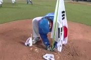 【画像】 野球アジア大会で優勝した韓国、マウンドに国旗を挿そうとして大会係員に制止される