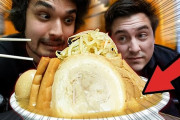 海外視聴者「もやしが悪夢だ…」東京のデカ盛りラーメン店で2人のユーチューバーが大食いチャレンジ