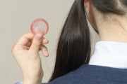 【危険】10代若者の間で流行ってる「コンドームチャレンジ」、内容がヤバ過ぎる・・・。