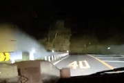 【事故】無茶な運転をして軽自動車を横転させてしまった若者たちの動画がこちら。