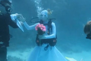 結婚式は水中で！？美しい海の下での結婚式が何ともロマンチック