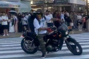 【動画】渋谷の交差点でバイクと歩行者がトラブルか？イキりまくったバイクが大恥かいて逃走ｗｗｗ 最後にレア車も映り込み情報量が多すぎるｗｗｗｗｗｗｗｗ