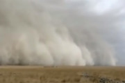映画みたいな数百メートルにも及ぶ砂嵐が発生！ 撮影された映像の世紀末感がヤバい！！