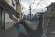 自転車と接触事故を起こすドラレコが物議に！「こんな狭い生活道路で速度出すな」「一時停止してない自転車が悪い」