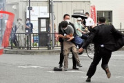 安倍元首相銃撃　警察とぶつかり転んだ女子高生、あわや車に轢かれそうに　軽傷