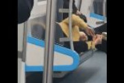 【動画①】河北省の地下鉄で、中国女子が靴を脱いで座席に横になる　→隣に座っていた中国男子が屁をこく　【動画②】女「屁をこくな！」と激怒