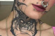 顔面タトゥー＆ピアスだらけの女性「見た目のせいで就職できないんだけど、もう2024年なのにおかしくない！？」