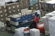 【事故】女性作業員が大型の機械に挟まれてしまうアクシデントの映像。