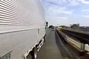【茨城】威嚇幅寄せか？国道4号線で撮影された大型トラックの当て逃げ車載。