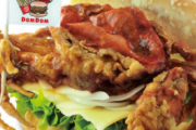 19日発売開始！ドムドムハンバーガーがの『丸ごと！！カニバーガー』が話題にwww