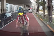 【目黒】スマホ運転でロールスロイスに当て逃げした自転車の動画。