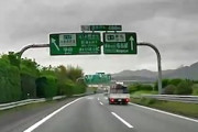 【静岡】すげえ。よく避けた！目の前のトラックから落下した鉄パイプをギリギリで避けたドラレコ。