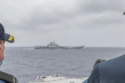 【シーレーン】米イージス駆逐艦、中国空母と並走　米誘導ミサイル駆逐艦が中国空母を追跡しそして大胆な写真掲載