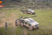 中国陸軍、汎用四輪駆動車「猛士」に榴弾砲を搭載した新型車両を公開！