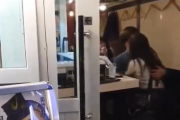 【動画】Z世代カップルさん、ラーメン屋で濃厚キッスして大将に注意される