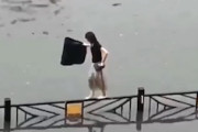 【動画】フェンスの上を歩いて冠水した道を渡る中国のお姉さんがすごいｗｗｗ