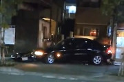 【動画】足立区で高齢者が運転する車が女性をはねて暴走してしまう。