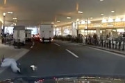 【3秒】なんばCITYで車道にひっくり返った老人を轢きかけた車載。