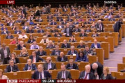 イギリス「僕たち私たちは」「EUを」「卒業します！！」 EU議会で感動の卒業式、蛍の光を大合唱
