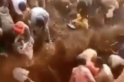 【動画】コンゴで金がザクザク掘れる山が見つかり村人たちが殺到。
