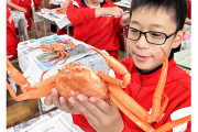 富山県射水市　小学6年生の給食に丸ごと一匹のカニ　 [10/9]