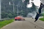 【動画】カーブを曲がりきれなかったバイクの人が空中2回転(@_@;)