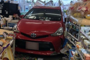 朝のコンビニに車突っ込む　30代女性が運転「ぼう然と...」