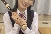 【画像】令和のミ二ス力JK、リコーダーを女の子座りのHな姿勢で練習させられる