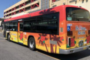 【名古屋】ハナハナラッピングバスのデザインが新しくなり、停車の際にハイビスカスが出たり消えたりする模様。