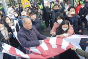 引き裂かれた旭日旗…3.1節に日本大使館前で交錯する風景＝韓国の反応