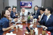 【韓国】与党議員ら、豪雨被害ニュースをバックに大爆笑記念撮影　ネチズン発狂