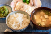 嫁が休みだと朝食が遅くなるから嫌なんだよ！