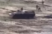 戦車から降りた後に右往左往する北朝鮮軍と推定される映像…ロシア軍とコミュニケーション取れず！