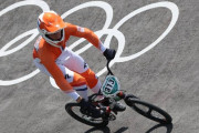 「東京五輪はどうなってるの？」BMX競技で審判員がコース侵入で選手と衝突！(海外の反応)