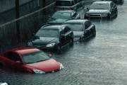車が水没した人「あかん、水が入ってきた、このままやと死んでしまう…せや！」→
