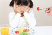 うちの娘(4歳)が月1くらいのペースで特定の物以外一切食べなくなる期間がある。私、夫「まぁ短期間の話だし」義姉「可哀想！私が姪ちゃんを引き取る！」