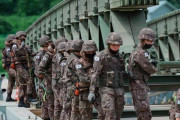 韓国陸軍第3軍団、集中豪雨で流された橋を再建するために仮設橋を設置…住民は大喜びで歓迎！