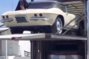 【動画】高価なビンテージC1コルベット（1962年式）を積車から落としてしまう事故。