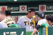 【画像】阪神北川コーチが試合前のベンチでクレープにかぶりつく