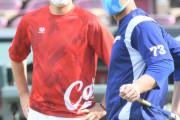 カープ選手、中日栗原健太コーチに挨拶をする。打撃コーチ5年目