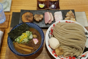 【画像】このつけ麺(1200円)の欠点を答えなさい