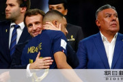 エムバペ慰める姿に反感…マクロン大統領、W杯決勝でのふるまいが物議