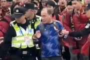 【サッカー】 中共サポに取り囲まれた男性、日本代表ユニフォームを脱がされる！ ［11/21］  [仮面ウニダー★]