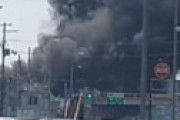 【動画】 仙台市宮城野区中野栄 「軌陸車テック東北営業所」で爆発を伴う大規模火災　一帯黒煙に包まれ国道45号線が渋滞